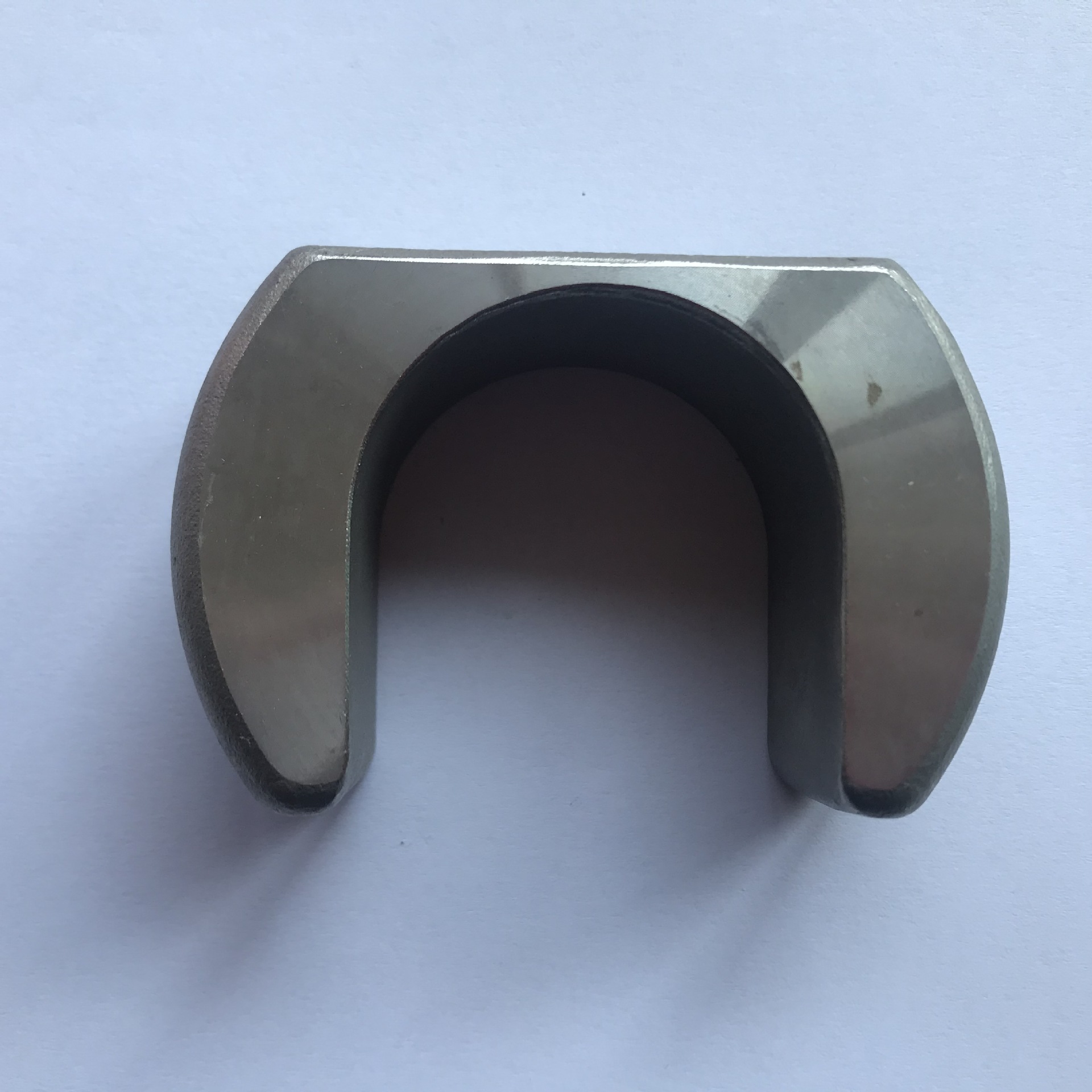 Koji je razlog raslojavanja u ljusci od vodenog staklenog pijeska tijekom procesa livenja?