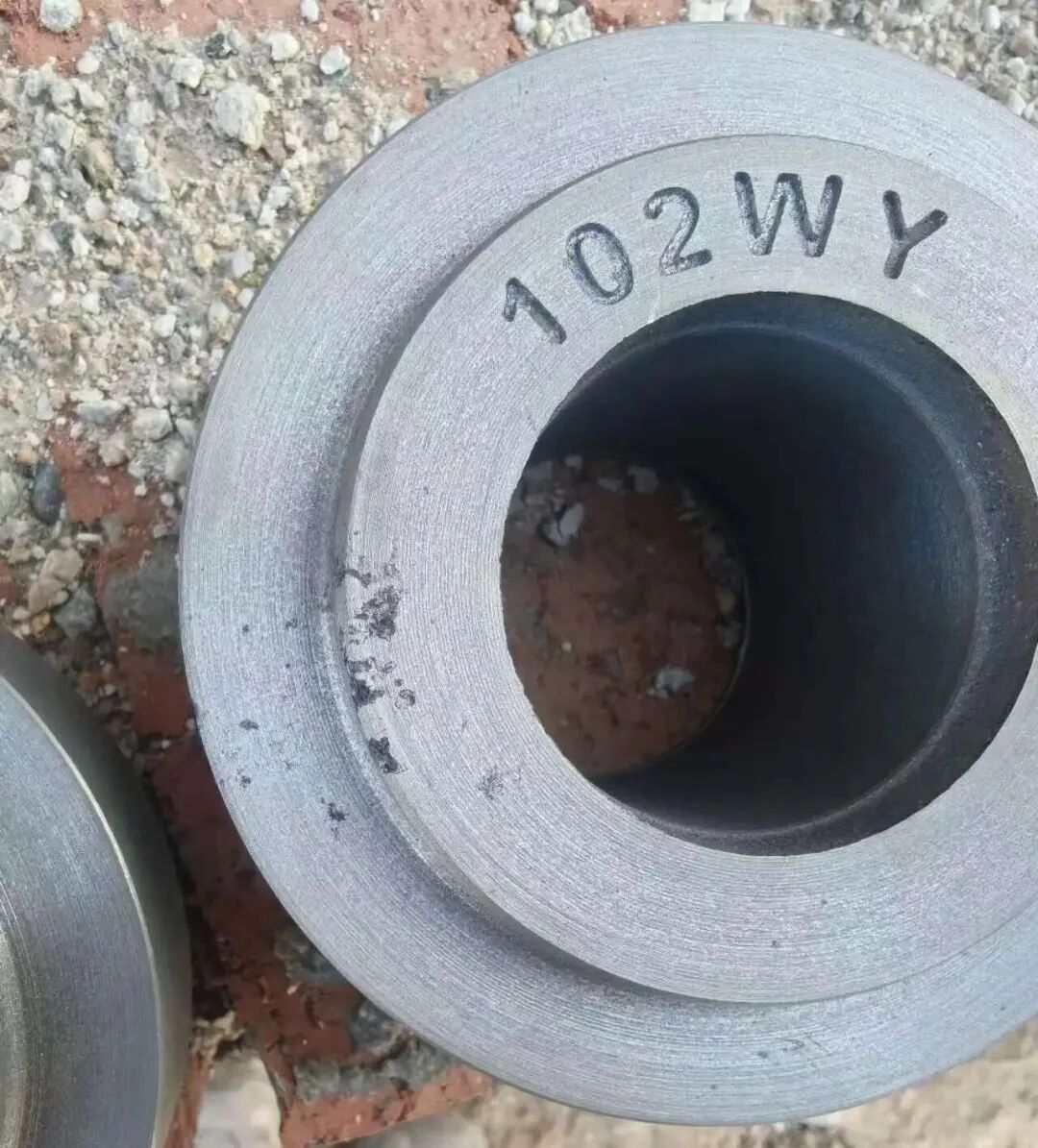 Koje su karakteristike nedostataka ispiranja pijeskom u proizvodnji dijelova od sivog lijeva pomoću zelenog pijeska? Koja je razlika između defekata oko troske?