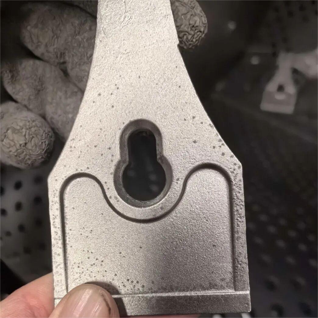 Proizvodnja 410 dijelova od nehrđajućeg čelika sa silika solom, težine 205 grama, s površinskim oksidacijskim točkama defekta: uzroci i rješenja