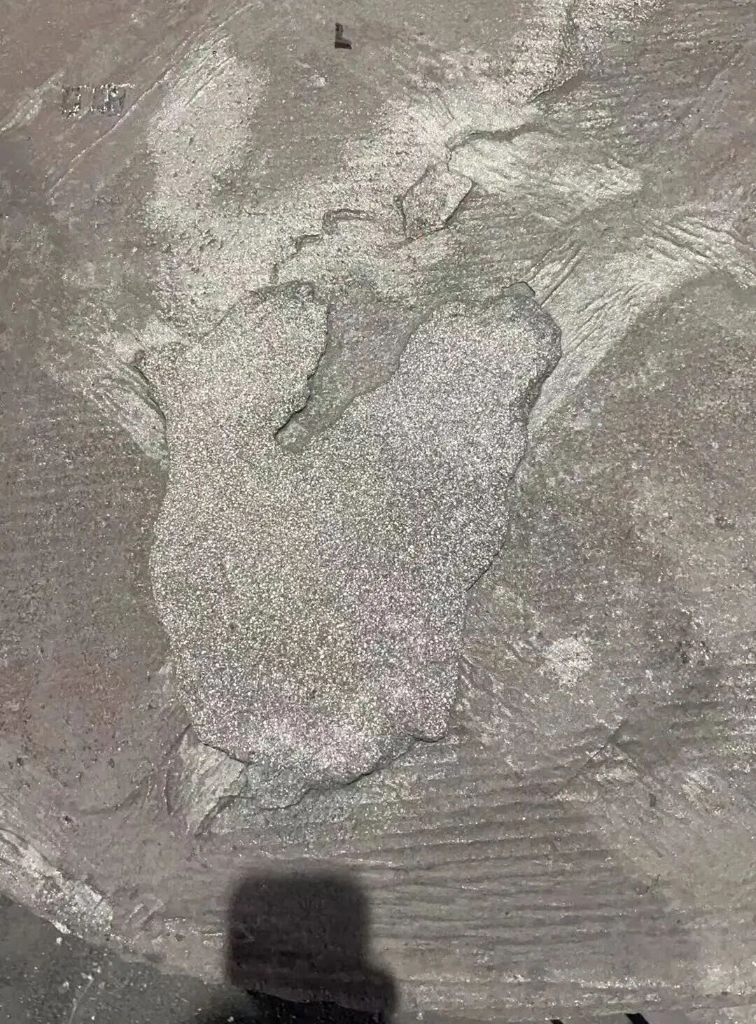 Kako se mogu riješiti nedostaci poput pješčanih prištića na gornjoj površini dijelova od sivog lijeva proizvedenih lijevanjem u smolasti pijesak?